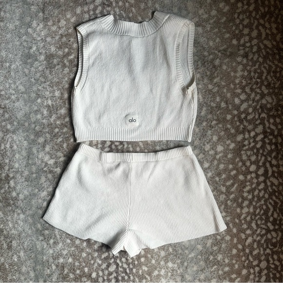 ALO Yoga Supernatural Too and Short Set - Picture 9 of 12